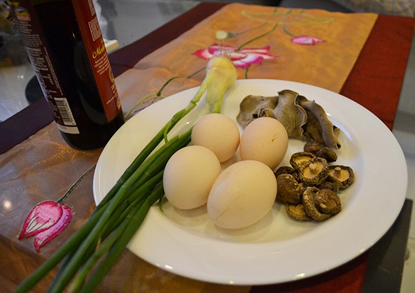 cách làm món trứng hấp mọc nhĩ nấm hương